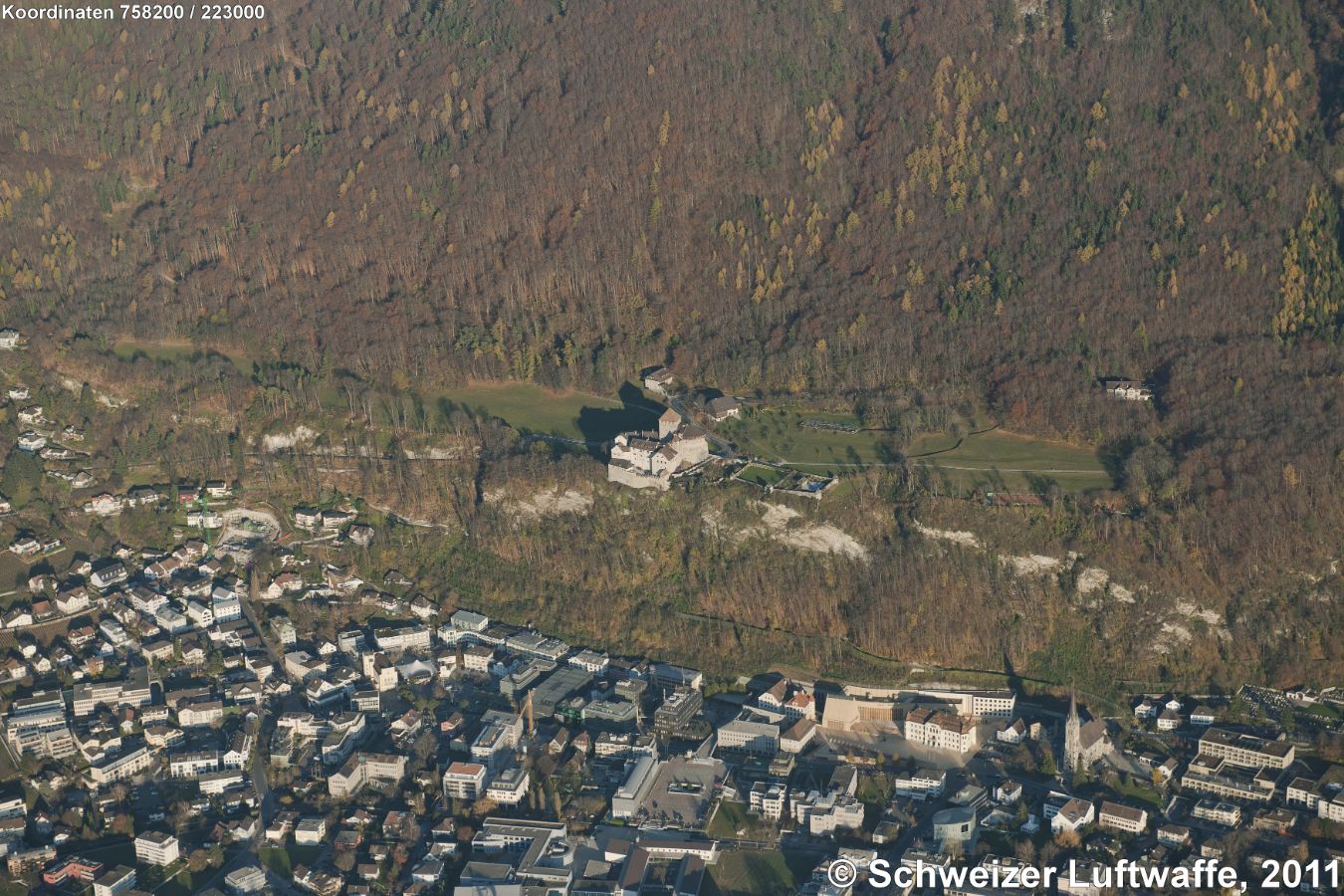 Schloss Vaduz, Sitz des 'Fürsten von und zu Liechtenstein', Position 2'758'198.25, 1'223'063.64. Die ersten Gebäudeteile stammen aus dem 12. Jhd. - Im Schwabenkrieg 1499 brannten die Eidgenossen das Schloss nieder. Nach dem Friedensschluss baute der Burgherr Ludwig Brandis das Schloss wieder auf. - Das Schloss ist Privatbesitz der Fürstenfamilie.
